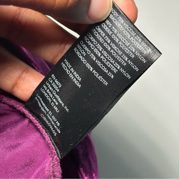 By Anthropologie Velvet Cutwork Plum V Neck Blouse Top Size M - Picture 9 of 16